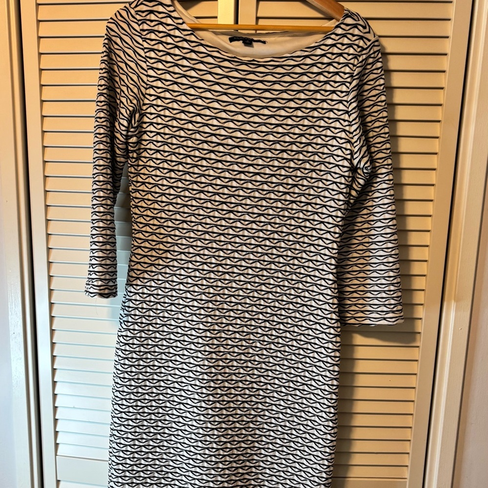 Sharagano Black and White Wave Pattern Long Sleeve Dress